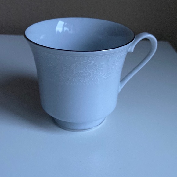 White teacup with white lace pattern - Picture 1 of 3